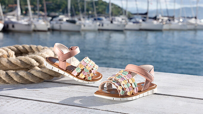https://www.chicco.it/dw/image/v2/BJJJ_PRD/on/demandware.static/-/Sites-Chicco-Italy-Library/it_IT/dw38fedd44/site/06-Pagina di Categoria/Fashion/Abbigliamento/Nuova Collezione/2026/PE 2026/Estate/680x385px-CHICCO_SS26_SL 115-def.jpg
